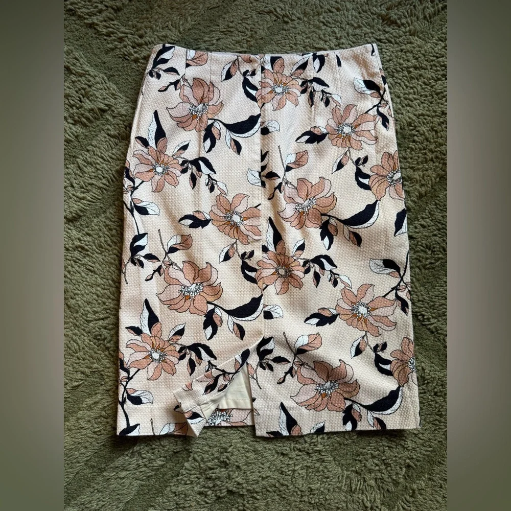 Ann Taylor Textured Floral Pencil Skirt - Picture 4 of 7